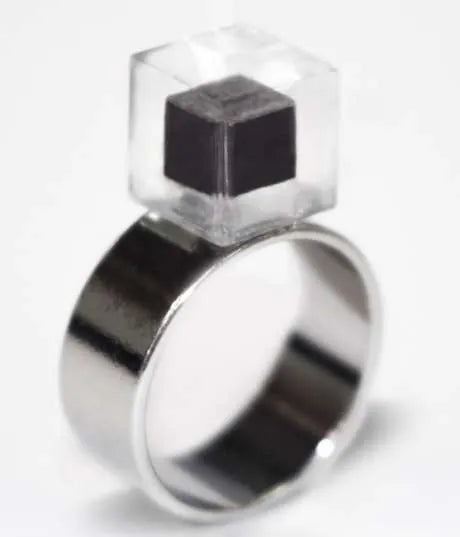 Ring set with a diamond made from air pollution
